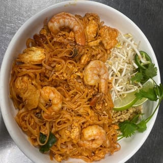 Pad Thai Xào Tôm Gà/Pad Thai Noodles with Chicken and Shrimp