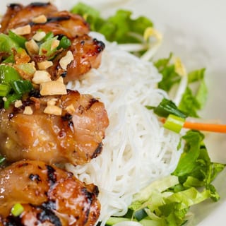 V-bowl with Grilled Beef in Betel Leaves